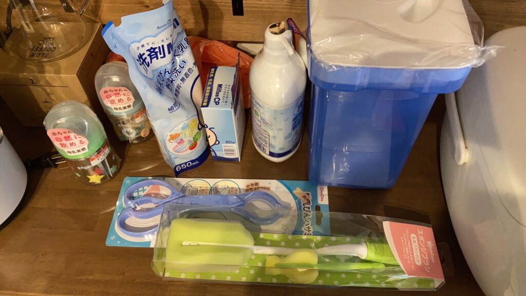 哺乳瓶などの購入した授乳関係用品の写真